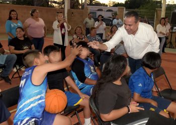 Entrega Toño Astiazarán rehabilitación de canchas de basquetbol en Bahía de Kino.