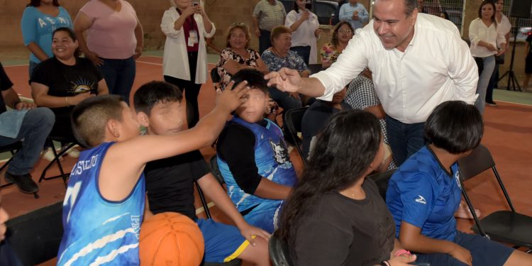 Entrega Toño Astiazarán rehabilitación de canchas de basquetbol en Bahía de Kino.