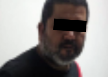 Intenta incendiar carro con gasolina y lo detienen.