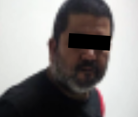 Intenta incendiar carro con gasolina y lo detienen.