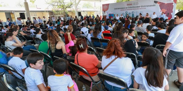 Cumple Gobernador Durazo con entrega de uniformes escolares gratuitos en 68 municipios de la entidad.