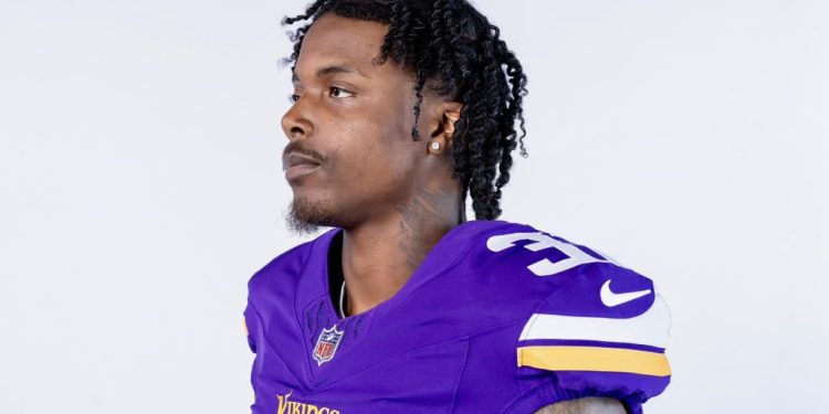 Khyree Jackson, esquinero que debutaría este año en la NFL con los Vikings, muere en accidente de auto a los 24 años de edad.