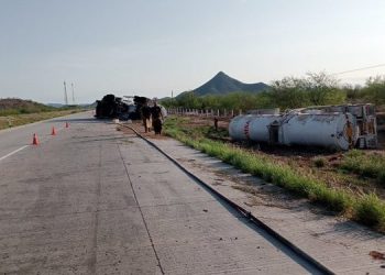 Vuelca pipa con 60 mil litros de combustible en carretera Guaymas-Hermosillo.