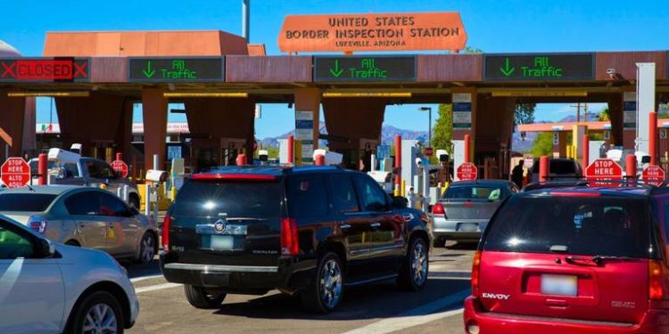 Fallas de Microsoft afectan garitas de Sonora: Caos y largas filas.