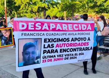 Madre de joven desaparecida bloquea vialidad para exigir apoyo de autoridades.