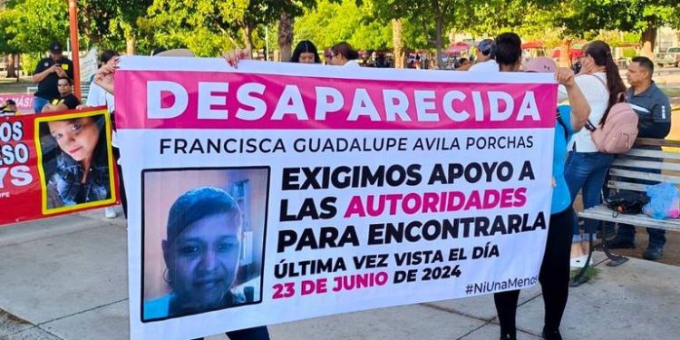 Madre de joven desaparecida bloquea vialidad para exigir apoyo de autoridades.