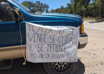 Ambientalistas protegen el agua del río Bacoachi; impiden paso de pipas.