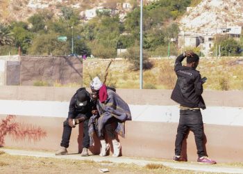 Buscan a más de 200 migrantes secuestrados que iban a Sonoyta; familiares han pagado a captores.