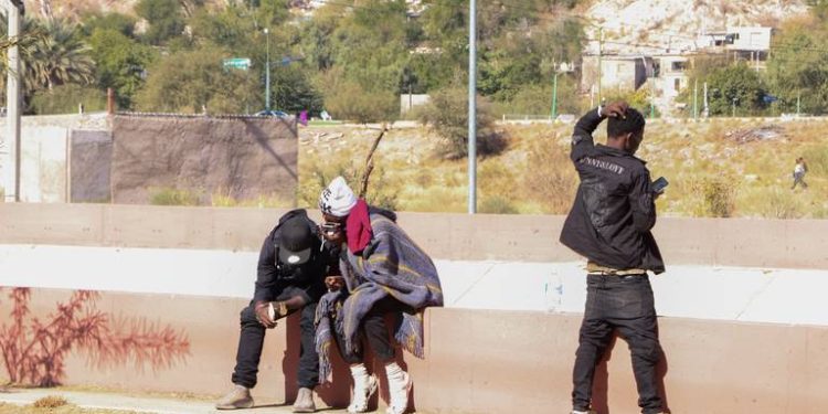 Buscan a más de 200 migrantes secuestrados que iban a Sonoyta; familiares han pagado a captores.