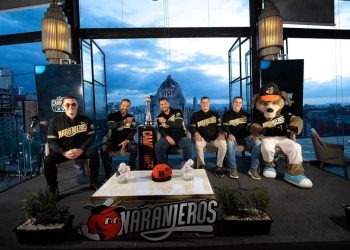 Naranjeros celebra su campeonato XVII en la capital del país.