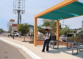 Antonio Astiazarán busca apoyo estatal para instalar más paradas refrigeradas.