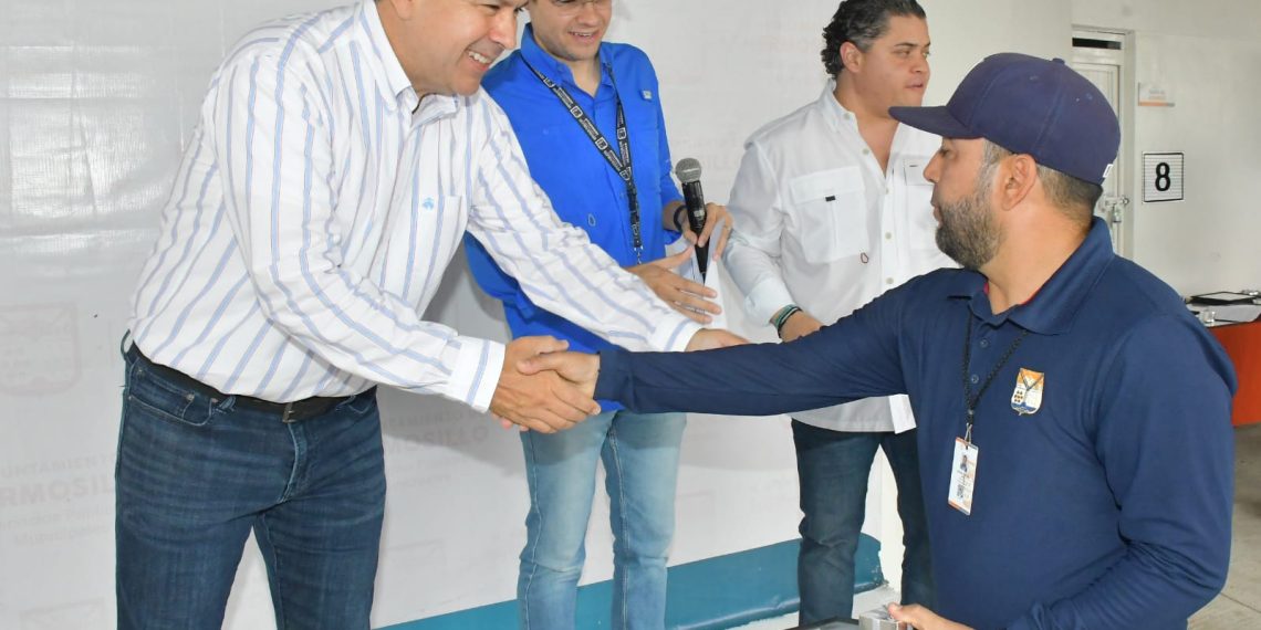 Reconoce Toño Astiazarán a empleadas y empleados municipales.