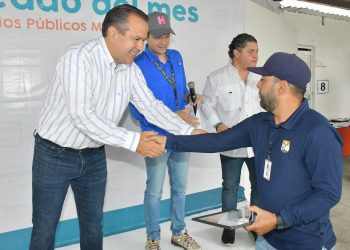 Reconoce Toño Astiazarán a empleadas y empleados municipales.
