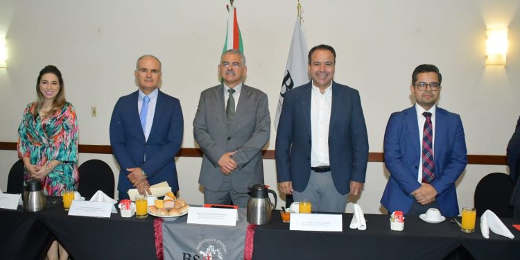 Reconoce Toño Astiazarán a integrantes de la Barra Sonorense de Abogados.