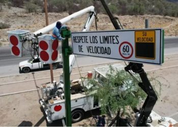 Instalan radares solares para medir velocidad de automóviles en Hermosillo.