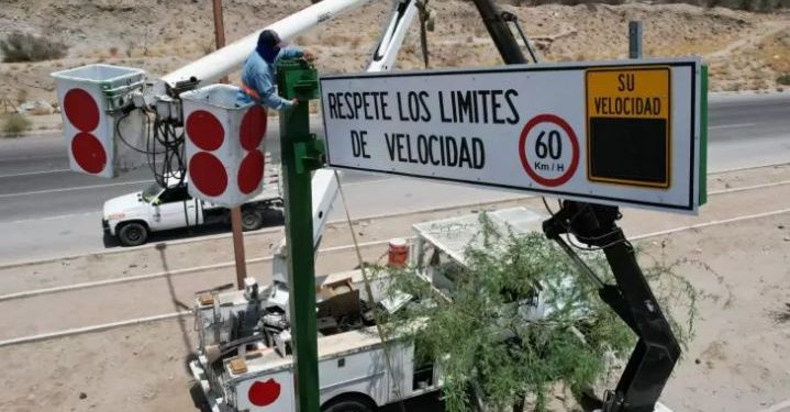 Instalan radares solares para medir velocidad de automóviles en Hermosillo.