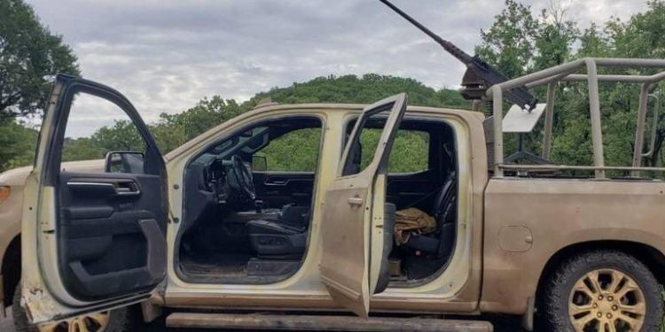 Arrestan a cinco sujetos con armas y vehículos clones del Ejército.