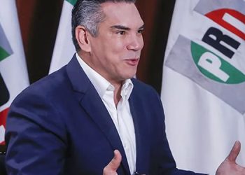 ‘Alito’ Moreno va por reelección; se registra como candidato a dirigencia del PRI.