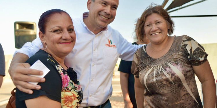 Entrega Toño Astiazarán tercera etapa de pavimentación de bulevar Las Quintas.