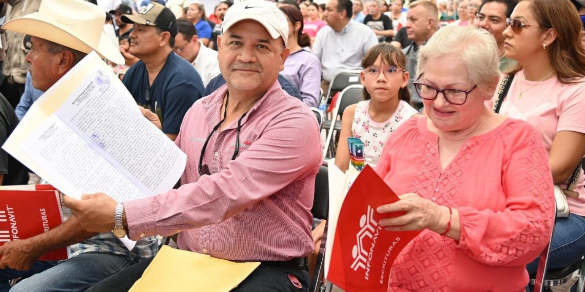 Infonavit entrega 500 escrituras a familias sonorenses.
