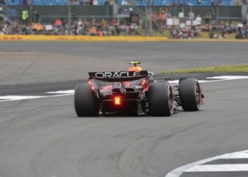 Checo Pérez, tercero en la segunda práctica en Silverstone.