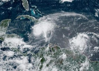 “Beryl” azota Jamaica con vientos destructivos y deja al menos siete muertos en el Caribe en su trayecto hacia la Península de Yucatán.