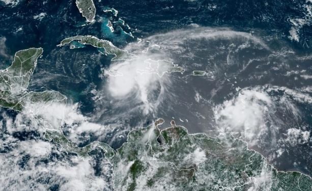 “Beryl” azota Jamaica con vientos destructivos y deja al menos siete muertos en el Caribe en su trayecto hacia la Península de Yucatán.