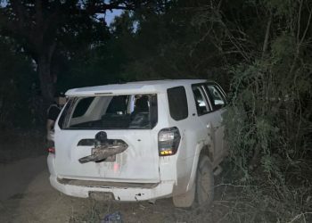 Aseguran fuerzas de seguridad en Vícam armas, granadas, cartuchos y un vehículo.