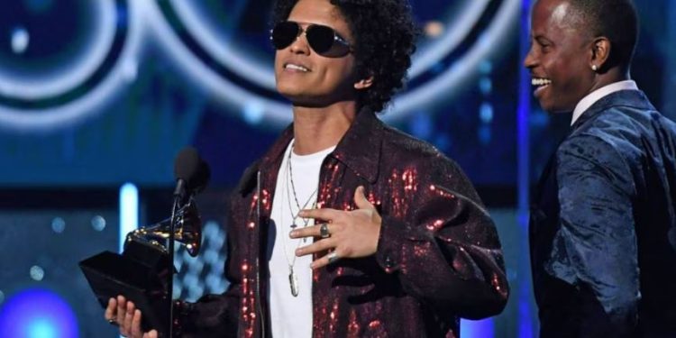 Bruno Mars pasea en la CDMX vestido de mariachi.
