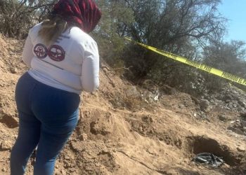 Madres Buscadoras encuentran restos óseos en la carretera a Bahía de Kino.