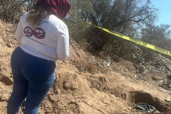 Madres Buscadoras encuentran restos óseos en la carretera a Bahía de Kino.