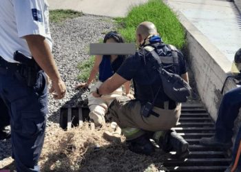 Rescatan Policía y Bomberos a mujer tras caer en una alcantarilla pluvial.