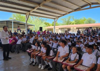 Encabeza gobernador arranque de ciclo escolar 2024-2025 en escuela de Hermosillo.