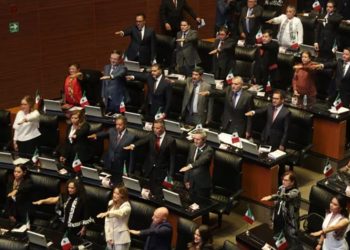 Javier Corral rinde protesta como senador, ya con fuero y ante nueva orden de aprehensión.