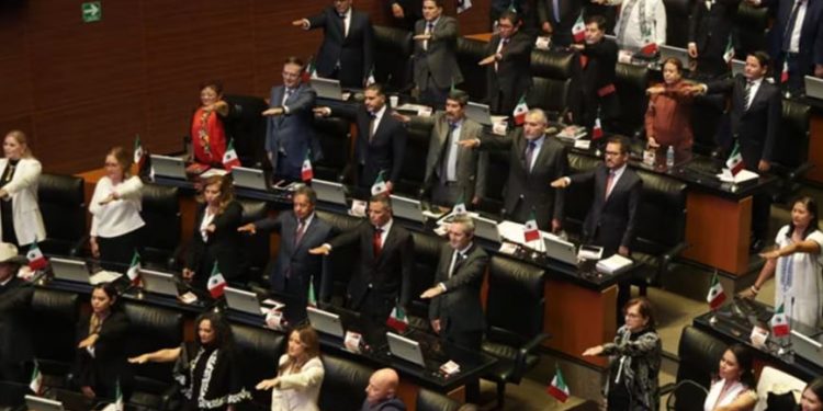 Javier Corral rinde protesta como senador, ya con fuero y ante nueva orden de aprehensión.