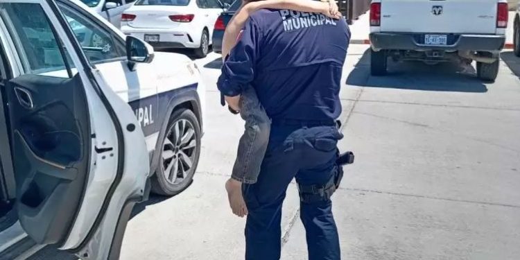 Rescatan a niños de 3 y 7 años abandonados en una casa de Urbi Villa del Prado en Hermosillo.