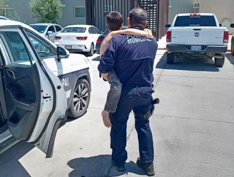 Rescatan a niños de 3 y 7 años abandonados en una casa de Urbi Villa del Prado en Hermosillo.