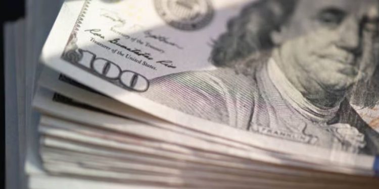 Dólar se dispara y Bolsa Mexicana cae 1.31% tras aprobación del dictamen de la Reforma Judicial.