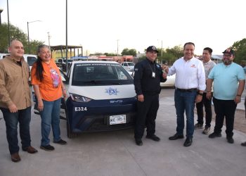 Entrega Toño Astiazarán Centro de Respuesta Inmediata en colonia Las Minitas.