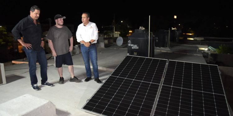 Entrega Toño Astiazarán a familia una vivienda más recuperada en Villa del Real.