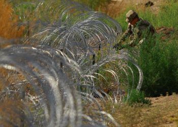 Juez de Texas bloquea temporalmente plan regularizador de inmigrantes de Biden.