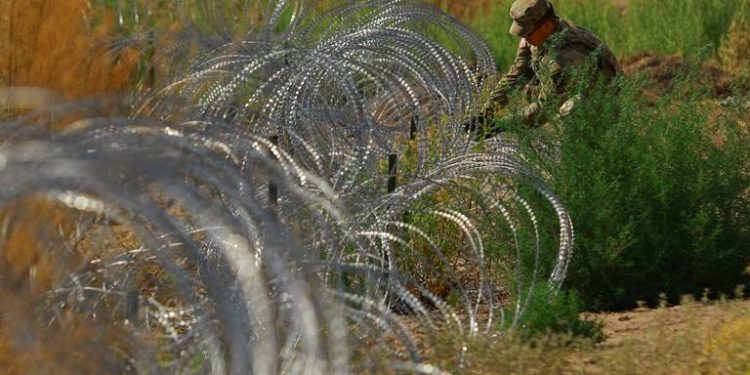 Juez de Texas bloquea temporalmente plan regularizador de inmigrantes de Biden.