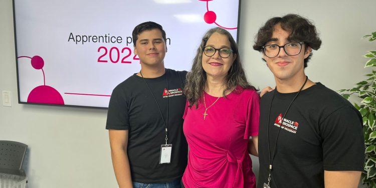 Estudiantes de Cobach Sonora se gradúan de programa de aprendizaje en empresa aeroespacial.