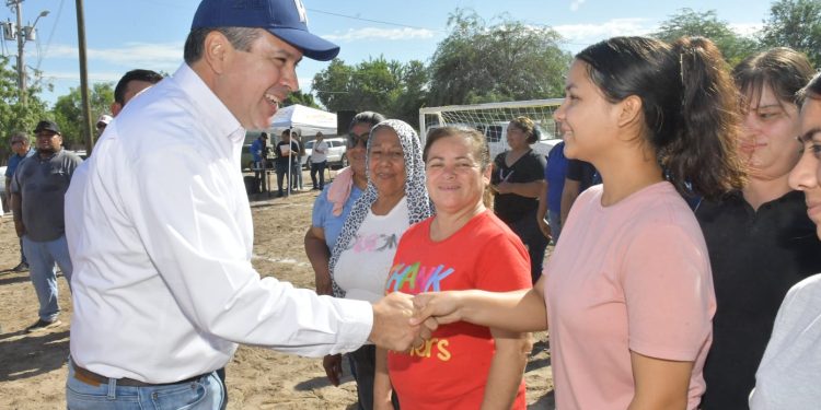 Entrega Toño Astiazarán dos parques en Poblado Miguel Alemán.