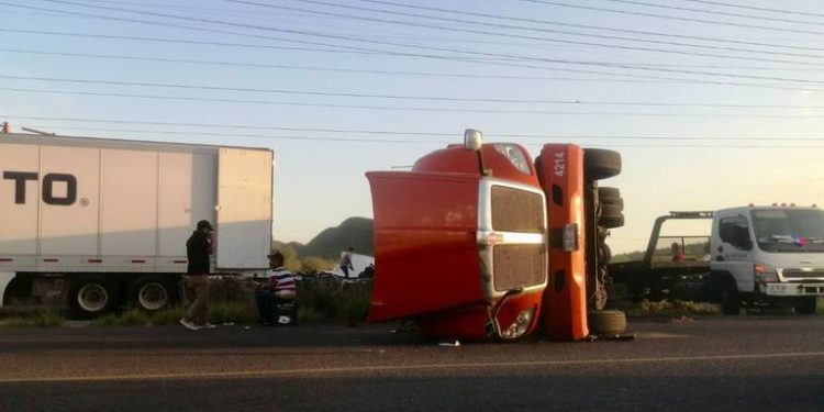 Tren choca contra tráiler en carretera hacia Sahuaripa.