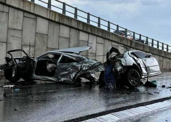 Aparatoso choque deja graves lesiones y fuertes daños al sur de Nogales.
