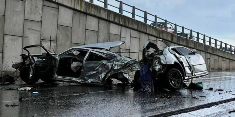 Aparatoso choque deja graves lesiones y fuertes daños al sur de Nogales.