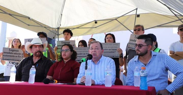 Estudiantes de la Unison solicitan seguridad vial en la carretera a Bahía de Kino.