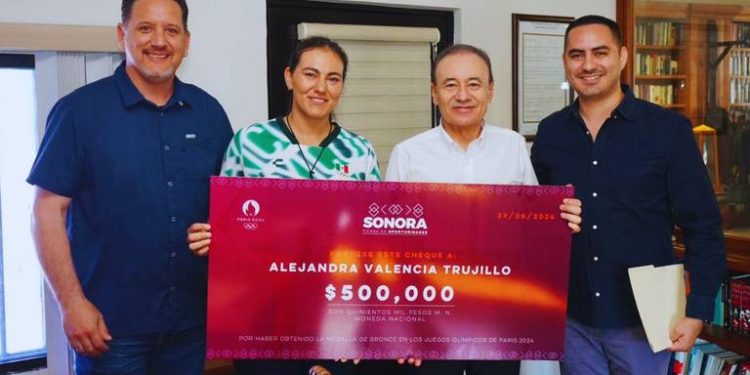 Gobierno de Sonora da estímulo económico a Alejandra Valencia tras Juegos Olímpicos.