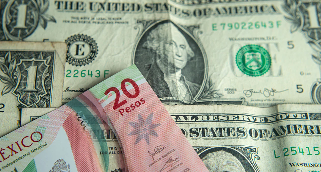 Dólar registra su mayor nivel frente al peso desde finales de 2022.